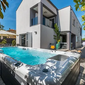  Apartament House With Pool Ledenko